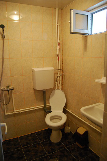 Baie, camere 3 locuri, etaj
