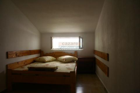 Camera S3: 2 loc; mansarda; frigider in folosinta comuna pe hol; baie comuna pe hol; ventilator