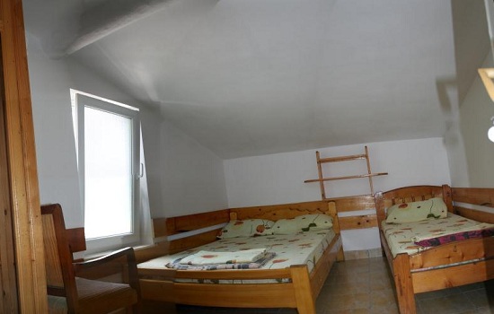 Camera D4: 3 locuri; mansarda; frigider; bai la comun; ventilator