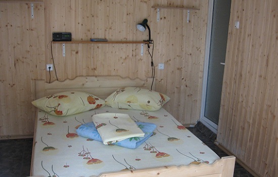 Camera E1: 2 locuri; etaj; baie; frigider; TV