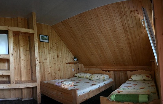 Camera E6; etaj; baie; frigider; TV
